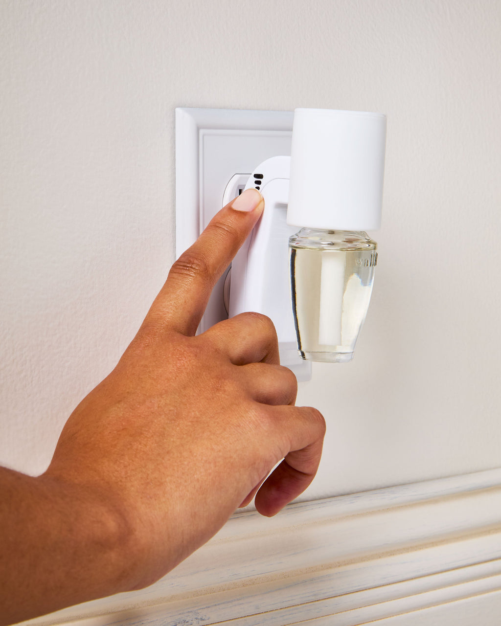 White Scent Control&trade; Wallflowers Fragrance Plug